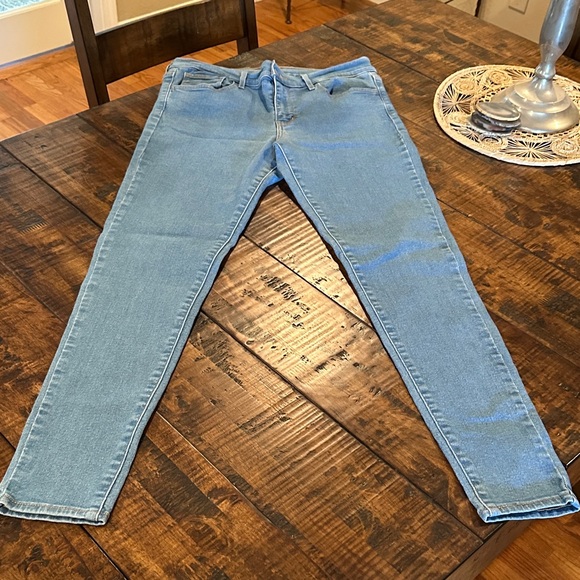 Levis Strauss Denim - Women's Skinny Jeans in Light Blue